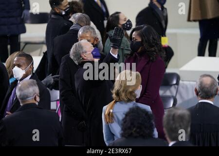 Washington DC, USA. Januar 2021. Der ehemalige US-Präsident George W. Bush begrüßt die ehemalige First Lady Michelle Obama, bevor Joe Biden am Mittwoch, den 20. Januar 2021, im US-Kapitol in Washington, DC den Amtseid als 46. US-Präsident ablegt. Foto von Chris Kleponis/CNP/ABACAPRESS.COM Quelle: Abaca Press/Alamy Live News Stockfoto