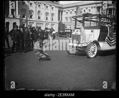 Mann ziehen Bus mit Zähnen außerhalb der USA Capitol, Washington, D.C. Stockfoto