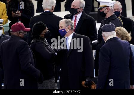 Washington, DC, USA. Januar 2021. Der ehemalige US-Präsident George W. Bush, Mitte, trägt eine Schutzmaske während der 59. Amtseinführung des Präsidenten in Washington, DC, USA, am Mittwoch, 20. Januar 2021. Biden wird an seinem ersten Tag als Präsident eine umfassende Reform der Einwanderung vorschlagen, einschließlich eines verkürzten Weges zur US-Staatsbürgerschaft für Migranten ohne Papiere - eine vollständige Umkehr von Donald Trumps Einwanderungsbeschränkungen und -Niederlagen, die jedoch mit großen Hinderungsgründen im Kongress konfrontiert ist. Fotograf: Kevin Dietsch/UPI/Bloomberg Quelle: dpa/Alamy Live News Stockfoto