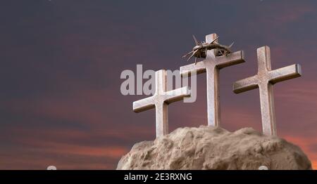 Er ist auferstanden. Holzkreuz auf Sonnenuntergang Himmel Hintergrund mit Kopieplatz für Inschrift. Jesus Christus Auferstehung. Christliches Osterkonzept. Stockfoto