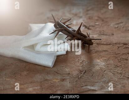 Er ist auferstanden. Dornenkrone auf dem Hintergrund mit Platz für die Beschriftung. Jesus Christus Auferstehung. Christliches Osterkonzept. Stockfoto