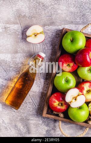 Apfelessig oder fermentiertes Fruchtgetränk, Draufsicht. Stockfoto