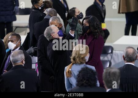 Der ehemalige US-Präsident George W. Bush begrüßt die ehemalige First Lady Michelle Obama, bevor Joe Biden am Mittwoch, den 20. Januar 2021, im US-Kapitol in Washington, DC den Amtseid als 46. US-Präsident ablegt. Quelle: Chris Kleponis / CNP weltweite Nutzung Stockfoto