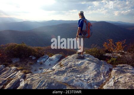 NC00305-00...NORTH CAROLINA - Wanderer auf dem Gipfel des Table Rock Mountain im Pisgah National Forest. Stockfoto