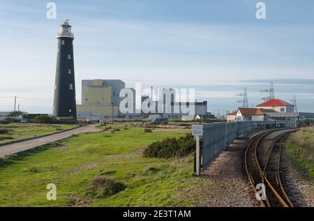 Dungeness Power Station, mit dem alten Leuchtturm und der Stadtbahn, Dungeness, Kent Stockfoto