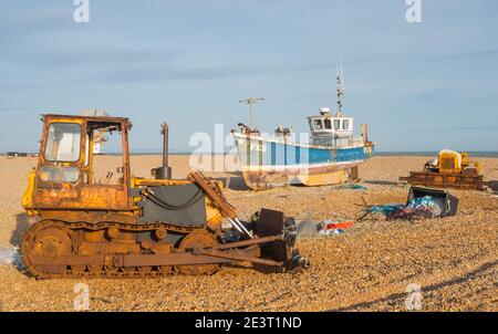 Fischerboot und Bulldozer auf Dungeness Beach, Dungeness, Kent Stockfoto