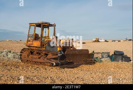 Bulldozer am Strand, Dungeness, Kent Stockfoto