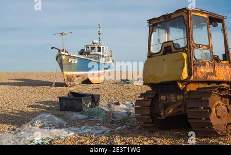 Fischerboot und Bulldozer auf Dungeness Beach, Dungeness, Kent Stockfoto
