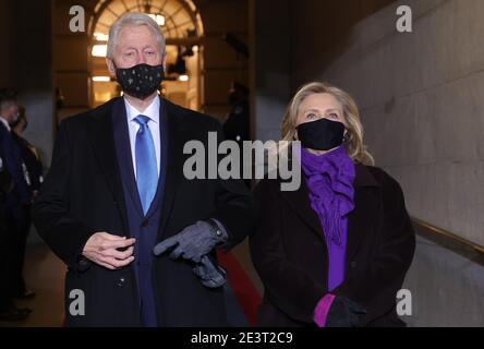 WASHINGTON, DC - JANUAR 20: Der ehemalige US-Präsident Bill Clinton kommt mit der ehemaligen Außenministerin Hillary Clinton zur Amtseinführung des designierten US-Präsidenten Joe Biden an der Westfront des US-Kapitols am 20. Januar 2021 in Washington, DC. Während der heutigen Einweihungszeremonie wird Joe Biden zum 46. Präsidenten der Vereinigten Staaten. (Foto von Win McNamee/Getty Images) / MediaPunch Stockfoto
