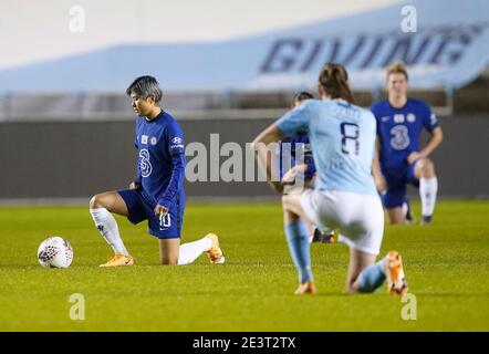 Chelsea's Ji so-Yun (links) unterstützt die Black Lives Matter-Bewegung vor dem Beginn des FA Continental Tyres League Cup Viertelfinalmatches im Academy Stadium, Manchester. Bilddatum: Mittwoch, 20. Januar 2021. Stockfoto