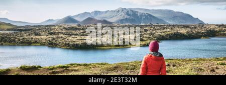 Island Wandern Reise Abenteuer - Frau Tourist Wandern in der Berglandschaft mit Blick auf erstaunliche Aussicht auf die Natur, Panorama-Banner Stockfoto