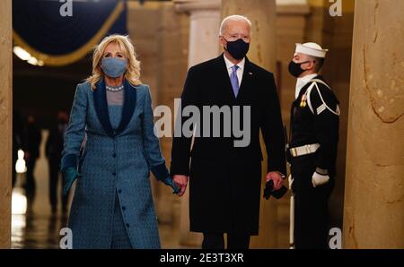 Washington, DC. Januar 2021.Washington DC, USA. Januar 2021.Washington, DC, USA. Januar 2021. Der designierte Präsident Joe Biden (R) und Dr. Jill Biden kommen in die Krypta des US-Kapitols, um die Eröffnungszeremonie des designierten Präsidenten Joe Biden zum 46. Präsidenten der Vereinigten Staaten in Washington, DC, USA, am 20. Januar 2021 zu feiern. Quelle: dpa picture Alliance/Alamy Live News Quelle: dpa picture Alliance/Alamy Live News Stockfoto