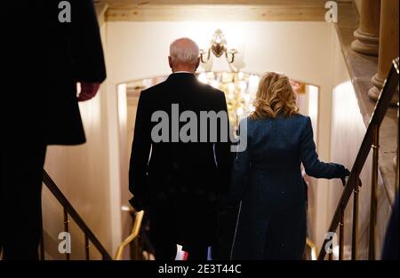 Washington, DC. Januar 2021.Washington DC, USA. Januar 2021.Washington, DC, USA. Januar 2021. Der designierte Präsident Joe Biden (L) und Dr. Jill Biden kommen in die Krypta des US-Kapitols, um die Eröffnungszeremonie des designierten Präsidenten Joe Biden zum 46. Präsidenten der Vereinigten Staaten in Washington, DC, USA, am 20. Januar 2021 zu feiern. Quelle: dpa picture Alliance/Alamy Live News Quelle: dpa picture Alliance/Alamy Live News Stockfoto