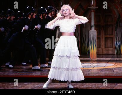 Pamela Stephenson (Mabel) in THE PIRATES OF PENZANCE von Gilbert & Sullivan im Theatre Royal Drury Lane, London WC2 26/05/1982 Musik: Arthur Sullivan Texte: W S Gilbert Bühnenbild: Bob Shaw & Wilford Leach Kostüme: Patricia McGourty Beleuchtung: Jennifer Tipton Choreographie: Graciela Daniele Regie: Wilford Leach Stockfoto