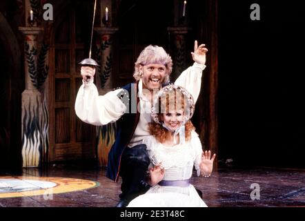 Paul Nicholas (The Pirate King), Bonnie Langford (Mabel) in THE PIRATES OF PENZANCE von Gilbert & Sullivan im London Palladium, London W1 26/03/1990 Musik: Arthur Sullivan Texte: W S Gilbert Choreographie: Christopher Robinson Regie: Peter Walker Stockfoto