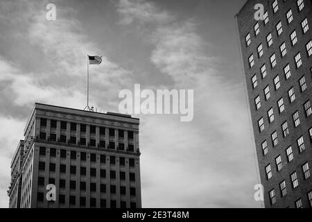 Die US-Flagge, die auf einem Hochhaus fliegt Gebäude Stockfoto