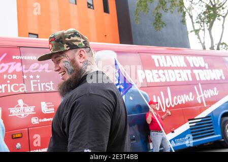 20. Januar 2021, West Palm Beach, Florida, USA: Unterstützer Willkommen Donald Trump in Florida, als er an seinem letzten Tag der Präsidentschaft das weiße Haus verlässt und in seinem Haus in Palm Beach ankommt (Foto: © Orit Ben-Ezzer/ZUMA Wire) Stockfoto