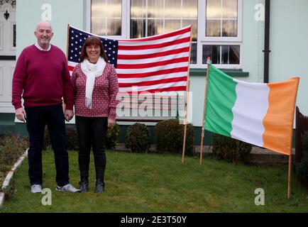 Vierter Cousin des designierten Präsidenten Joe Biden, John Owen Finegan und seine Frau Daire in ihrem Haus in Newry vor der Amtseinführung von Joe Biden als 46. Präsident der Vereinigten Staaten. Stockfoto