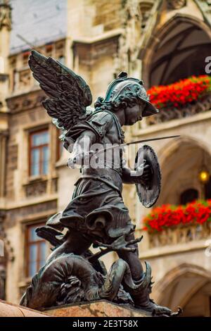 Blick auf den Putto, der einen Drachen als Teil der Mariensäule (1638) auf dem Marienplatz in München bekämpft Stockfoto
