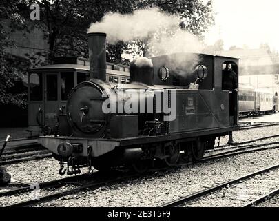 AZPEITIA, SPANIEN - AVRIL 28, 2018: Fahrt mit dem Dampfzug. Attraktion für Kinder und Eltern im Eisenbahnmuseum. Historisches Foto in Schwarzweiß Stockfoto