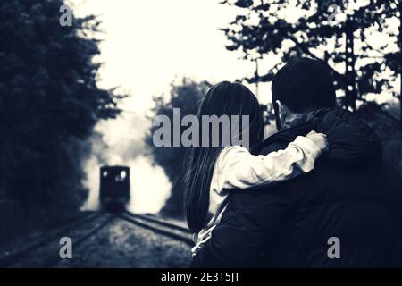 Ankunft der Dampfeisenbahn. Attraktion für Kinder und Eltern. Azpeitia, Spanien. Vater hält Tochter. Moody Stockfoto