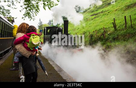 Ankunft mit Dampfzug. Attraktion für Kinder und Eltern. Azpeitia, Spanien. Stockfoto