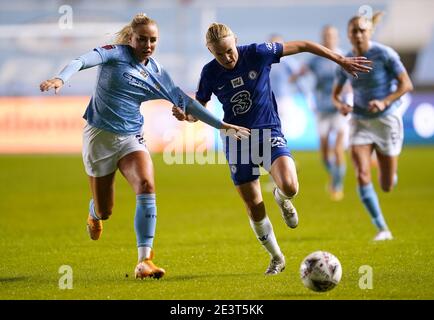 Alex Greenwood von Manchester City (links) und Pernille von Chelsea kämpfen im Viertelfinale des FA Continental Tyres League Cup im Academy Stadium in Manchester härter um den Ball. Bilddatum: Mittwoch, 20. Januar 2021. Stockfoto