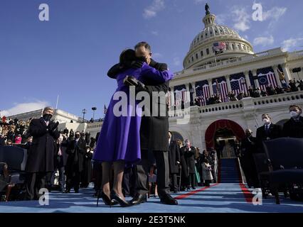 Washington, Usa. Januar 2021. Vizepräsidentin Kamala Harris umarmt sich als ihr Ehemann Doug Emhoff, nachdem sie von der Richterin des Obersten Gerichtshofs Sonia Sotomayor während der 59. Amtseinführung von Joe Biden als 46. Präsident der Vereinigten Staaten am Mittwoch, dem 20. Januar 2021 im US-Kapitol in Washington, DC, vereidigt wurde. Pool Foto von Andrew Harnik/UPI Kredit: UPI/Alamy Live Nachrichten Stockfoto