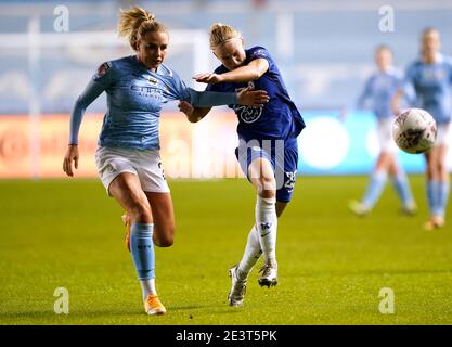 Alex Greenwood von Manchester City (links) und Pernille von Chelsea kämpfen im Viertelfinale des FA Continental Tyres League Cup im Academy Stadium in Manchester härter um den Ball. Bilddatum: Mittwoch, 20. Januar 2021. Stockfoto