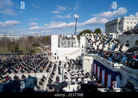 (210120) -- WASHINGTON, 20. Januar 2021 (Xinhua) -- das Foto vom 20. Januar 2021 zeigt die Amtseinführung des US-Präsidenten in Washington, D.C., den Vereinigten Staaten. Bei einer ungewöhnlichen Amtseinführung, die aufgrund der immer noch wütenden Coronavirus-Pandemie für die Öffentlichkeit geschlossen wurde, wurde der designierte US-Präsident Joe Biden am Mittwoch an der Westfront des Kapitols als 46. Präsident der Vereinigten Staaten vereidigt. Die vor zwei Wochen von gewalttätigen Demonstranten verletzt wurde, die versuchten, seinen Wahlsieg zu stürzen. (Xinhua/Liu Jie) Stockfoto