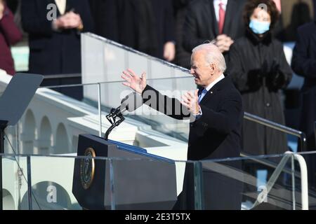 (210120) -- WASHINGTON, 20. Januar 2021 (Xinhua) -- US-Präsident Joe Biden hält seine Antrittsrede, nachdem er am 20. Januar 2021 als 46. Präsident der Vereinigten Staaten in Washington, D.C., den Vereinigten Staaten, vereidigt wurde. Bei einer ungewöhnlichen Amtseinführung, die aufgrund der immer noch wütenden Coronavirus-Pandemie für die Öffentlichkeit geschlossen wurde, wurde der designierte US-Präsident Joe Biden am Mittwoch an der Westfront des Kapitols als 46. Präsident der Vereinigten Staaten vereidigt. Die vor zwei Wochen von gewalttätigen Demonstranten verletzt wurde, die versuchten, seinen Wahlsieg zu stürzen. (Xinhua/Liu Jie) Stockfoto