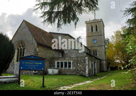 St. Michael's Church in St. Albans, Hertfordshire, England, Großbritannien. Es liegt in der Nähe des Zentrums von Roman Verulamium im Westen der modernen Stadt. Stockfoto