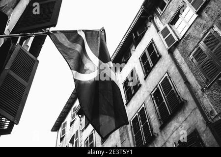 Bayonne, Frankreich. Winkende baskische Flagge in der engen Straße der Altstadt. Historisches Foto in Schwarzweiß Stockfoto