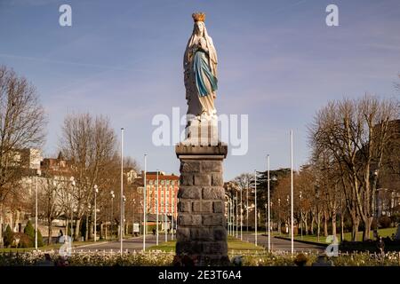 Statue der Jungfrau Maria, der Unbefleckten Empfängnis. Lourdes, Frankreich Stockfoto