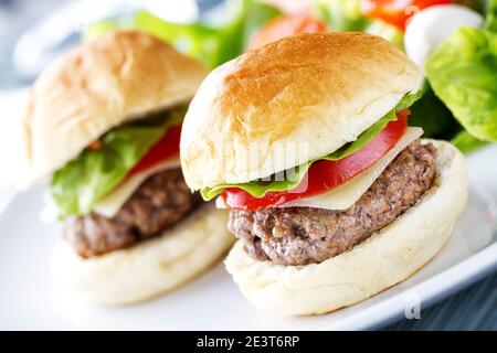 Mini Burger mit seitlichem Salat. Hochwertige Fotos. Stockfoto