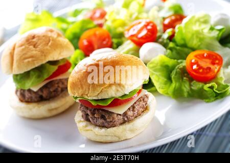 Mini Burger mit seitlichem Salat. Hochwertige Fotos. Stockfoto