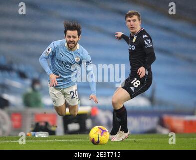 Bernardo Silva (links) von Manchester City reagiert auf eine Herausforderung von Matt Targett von Aston Villa während des Premier League-Spiels im Etihad Stadium in Manchester. Bilddatum: Mittwoch, 20. Januar 2021. Stockfoto