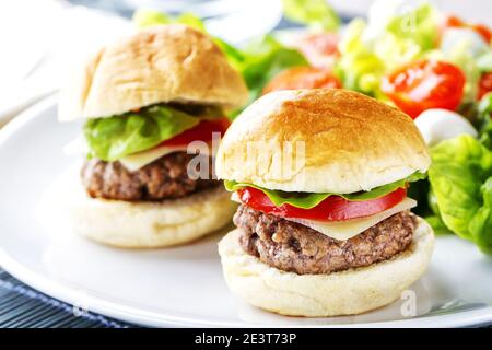 Mini Burger mit seitlichem Salat. Hochwertige Fotos. Stockfoto