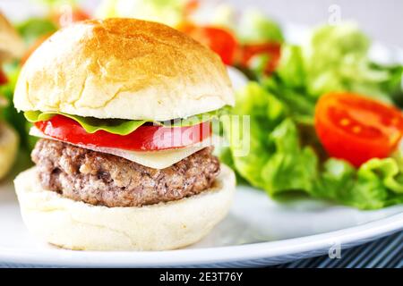 Mini Burger mit seitlichem Salat. Hochwertige Fotos. Stockfoto