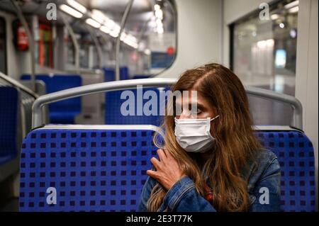 Deutschland, Hamburg, Corona Virus, COVID-19, Frau trägt medizinische Schutzmaske, hergestellt in China, in U-Bahn-Zug Stockfoto