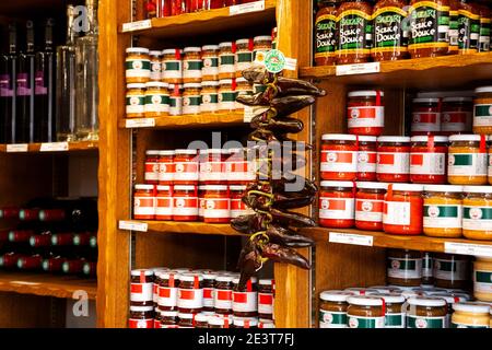 ESPELETTE, FRANKREICH - AVRIL 19, 2018: Feinkostgeschäft mit einer Auswahl an lokalen Produkten, viele von ihnen gewürzt mit berühmten espelette Paprika. Stockfoto