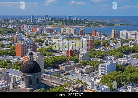 Luftaufnahme über die Hauptstadt Montevideo am nordöstlichen Ufer des Rio de la Plata, Uruguay Stockfoto