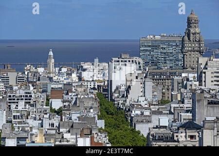 Luftaufnahme über Palacio Salvo / Salvo Palast und Wohnungen in der Hauptstadt Montevideo am nordöstlichen Ufer des Rio de la Plata, Uruguay Stockfoto