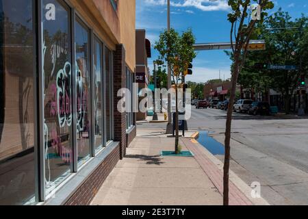 Gallup, New Mexico - 15. Juli 2014: Straßenszene in der Innenstadt der Stadt Galllup, mit Gebäuden und Geschäften. Stockfoto