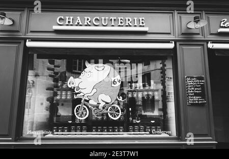 ESPELETTE, FRANKREICH - AVRIL 27, 2018: Feinkostgeschäft mit lokalen Produkten mit Radfahren lustige Schwein wegen Tour de France Radrennen vorbei dekoriert Stockfoto