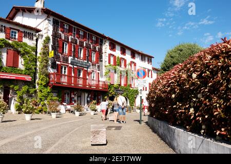 ESPELETTE, FRANKREICH - AVRIL 19, 2018: Touristen besuchen malerischen Dorf Espelette bekannt für seine getrockneten roten Paprika, ein wesentlicher Bestandteil in trad Stockfoto