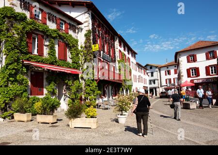 ESPELETTE, FRANKREICH - AVRIL 19, 2018: Ältere Touristen besuchen malerischen Dorf Espelette bekannt für seine getrockneten roten Paprika, ein wesentlicher Bestandteil Stockfoto