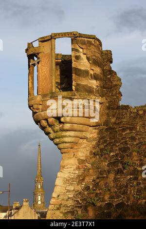 Millers Folly, Ayr, Ayrshire, Schottland, UK die hier gezeigten Wände sind Teil der ursprünglichen Zitadelle, die von der Cromwellschen Armee in 1652 gebaut wurde. Die 1663 ein Burgh von Barony wurde. Der erfolgreiche Ayr-Geschäftsmann John Miller kaufte die Immobilie und nannte sich "Baron Miller". Er baute den kleinen Turm, der auf diesem Foto zu sehen war, obwohl er in der ursprünglichen Zitadelle nicht enthalten war. Nach der Fertigstellung schaute er selten auf den Turm, und die Einheimischen nannten ihn 'illers Torheit'. Stockfoto