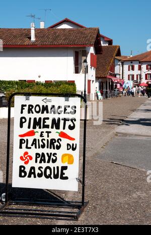 ESPELETTE, FRANKREICH - AVRIL 19, 2018: Schild mit lokalem Feinkostgeschäft mit traditionellen baskischen Spezialitäten. Stockfoto