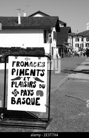 ESPELETTE, FRANKREICH - AVRIL 19, 2018: Schild mit lokalem Feinkostgeschäft mit traditionellen baskischen Spezialitäten. Historisches Foto in Schwarzweiß Stockfoto